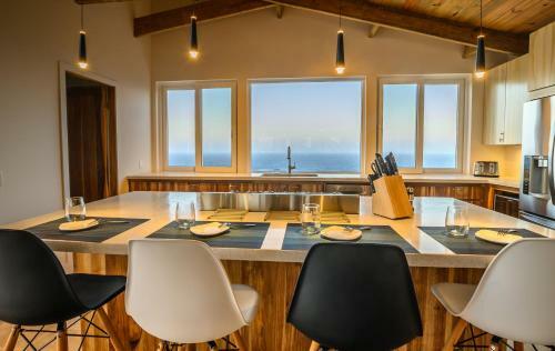 Hostal Villa Topaz Above West Bay With 360 Degree Views!