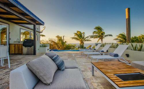Hostal Villa Topaz Above West Bay With 360 Degree Views!