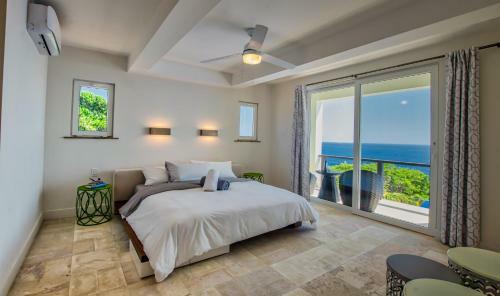 Hostal Villa Topaz Above West Bay With 360 Degree Views!