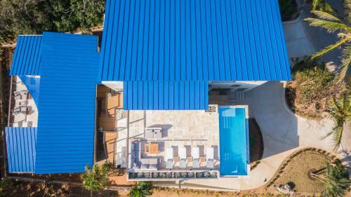 Hostal Villa Topaz Above West Bay With 360 Degree Views!