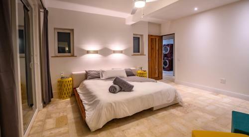 Hostal Villa Topaz Above West Bay With 360 Degree Views!