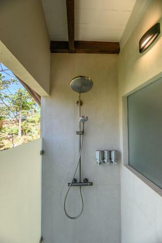Hostal Villa Topaz Above West Bay With 360 Degree Views!