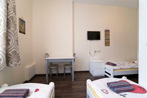Happy Hotel