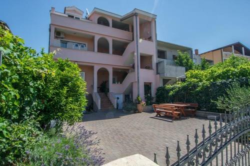 Apartments Marinka-with Backyard