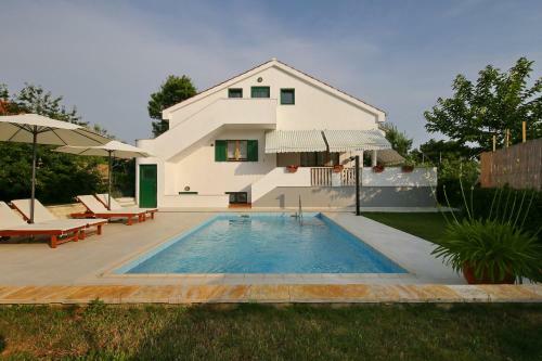 Villa With Pool Beatrix