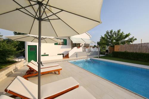 Villa With Pool Beatrix