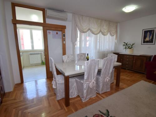 Spacious Apartment In Zadar Near Town