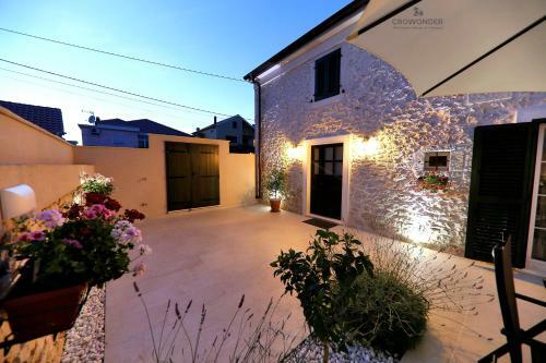Extraordinary Villa Mari- Crowonder Group