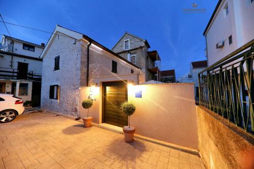 Extraordinary Villa Mari- Crowonder Group