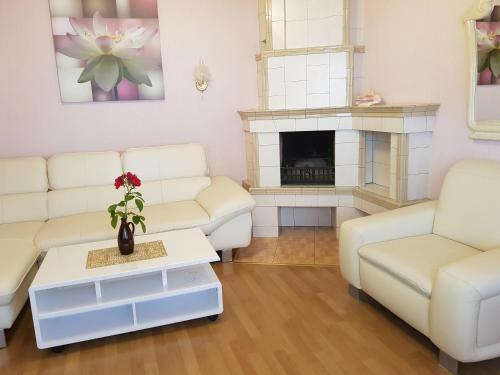 Hostal Naiza Guesthouse And Apartments