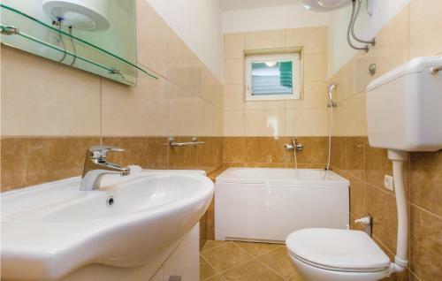 Four-bedroom Holiday Home In Miljevci