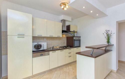 Four-bedroom Holiday Home In Miljevci