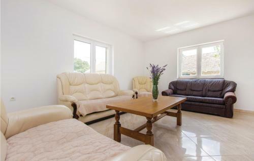 Four-bedroom Holiday Home In Miljevci