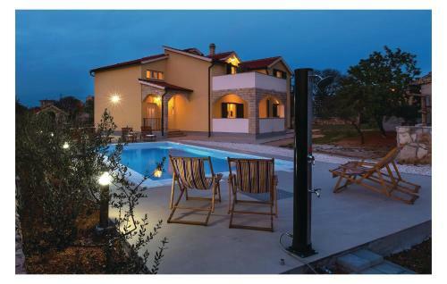 Four-bedroom Holiday Home In Miljevci