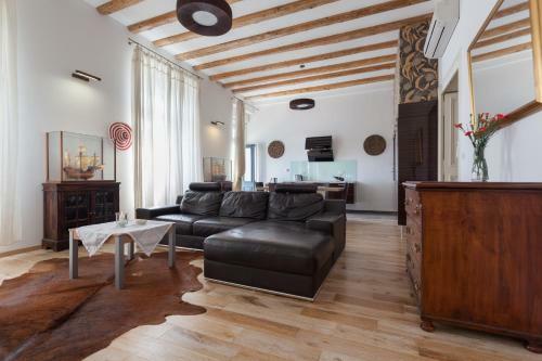 Luxury Beachfront Apartment Banje