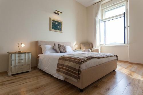 Luxury Beachfront Apartment Banje