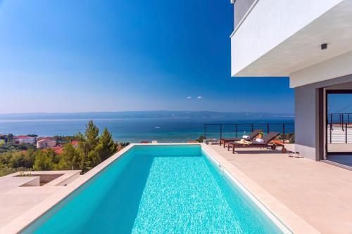 Duce Villa Sleeps 8 With Pool