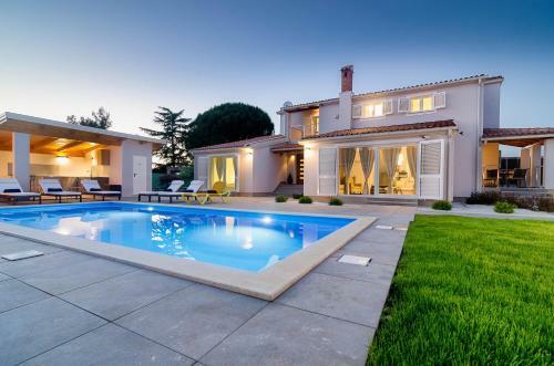 Captain's House - Villa With Swimming Pool & Sauna