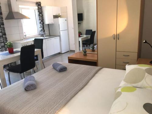 Studio Apartment With Terrace And Sea View,30m Distant From The Beach!