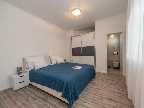 Spacious Holiday Home In Galovac With Jacuzzi