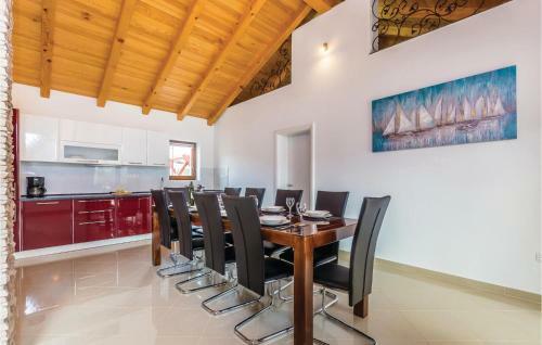 Three-bedroom Holiday Home In Gostinjac