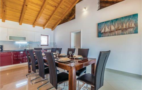 Three-bedroom Holiday Home In Gostinjac