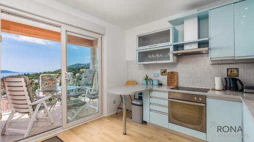 Spacious Apartment With A Panoramic View