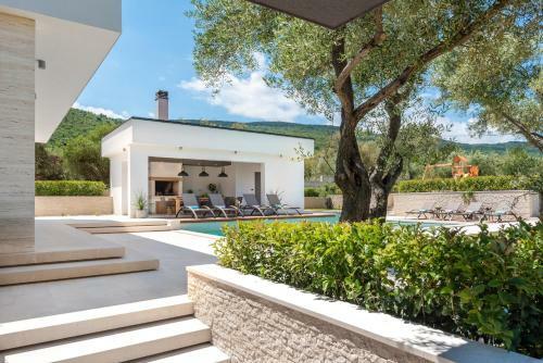 Luxurious Villa Laurea