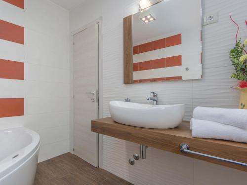 Peaceful Villa In Dubravci With Swimming Pool