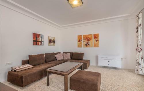 Four-bedroom Holiday Home In Linardici