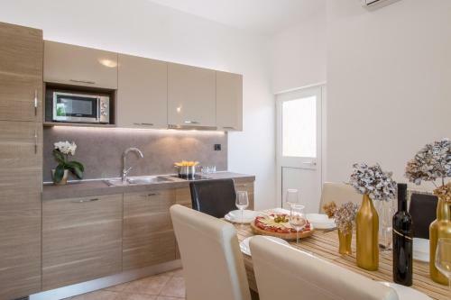 Apartments Ivica 1706