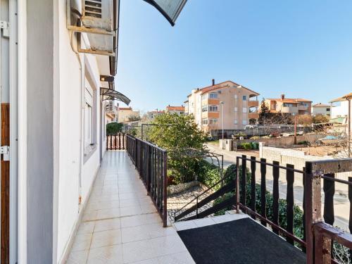 Decent Apartment In Li?njan With Balcony