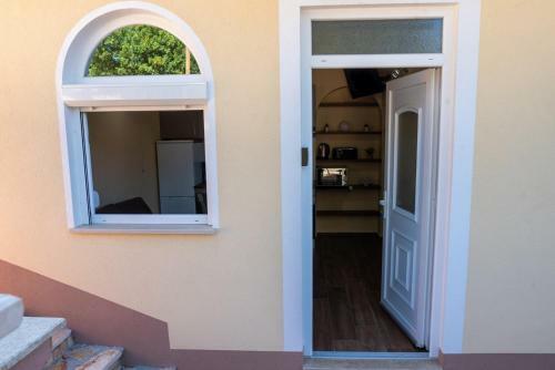 Hostal Via Flavia With Common Pool