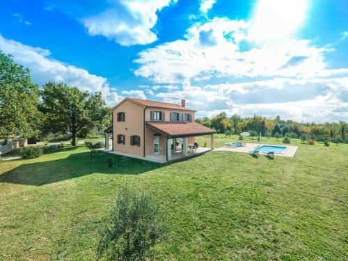 Cozy Villa In Sveti Lovrec With Private Pool