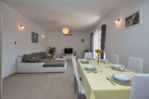 Apartment With Big And Free Private Parking