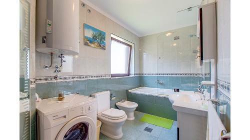 Hostal Cozy Apartment Blamax With Beautiful Private Garden