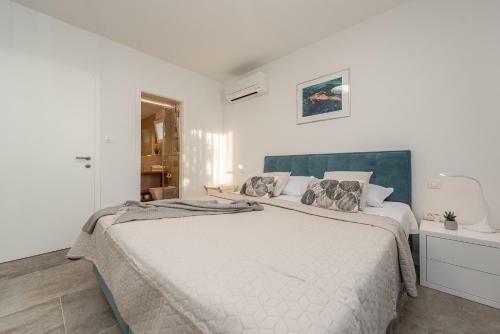 Bekina, Stylish Rooftop Pool Apartment
