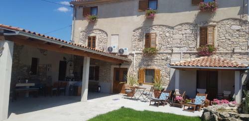 Hostal Apartments Rooms Perstel - Parking