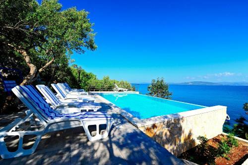 Stunning 7-bed Villa In Maslinica With Pool
