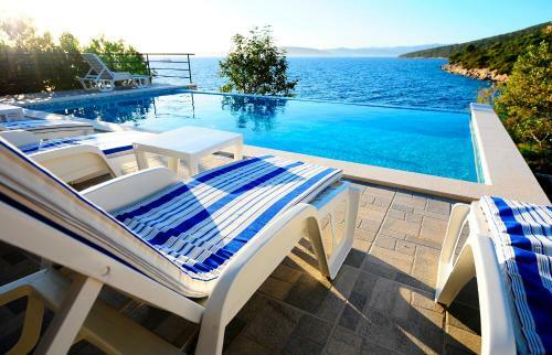 Stunning 7-bed Villa In Maslinica With Pool