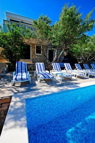 Stunning 7-bed Villa In Maslinica With Pool