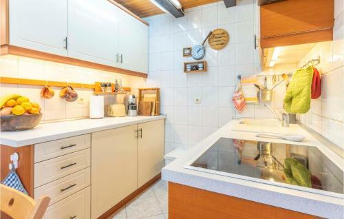 Beautiful Home In Miholascica W/ Jacuzzi And 3 Bedrooms