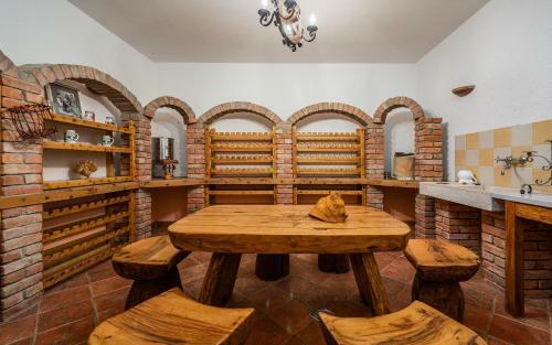 Villa Bacio With Pool, Wine Cellar, Volleyball Field