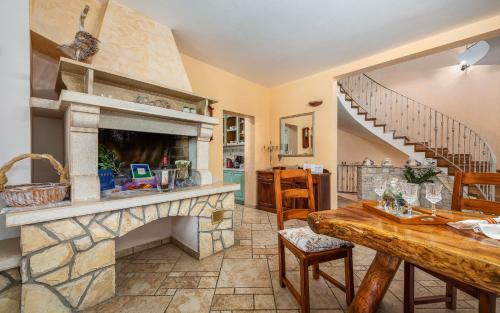 Villa Bacio With Pool, Wine Cellar, Volleyball Field