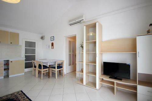 Apartment Ornelia - 70 M From Beach