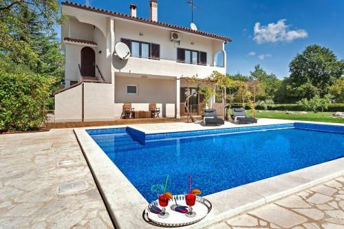 Apartment With Private Pool And Large Garden
