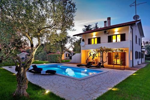 Apartment With Private Pool And Large Garden