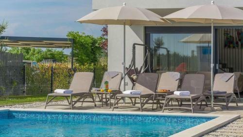 Hostal Modern Villa Paolo With A Heated Outdoor Pool