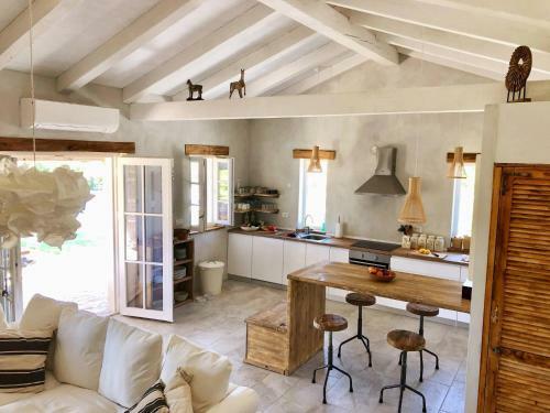 Renovated Stunning Stonevilla With Pool