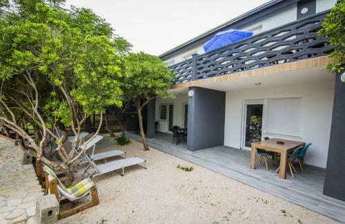 Holiday Home With Pool Mabelle